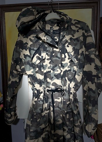 Kahverengi Kamuflajlı Kemerli Kadın Yağmurluk - Görsel 3