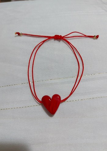 Beden Cam Boncuk Kırmızı Kalp Figürlü Şans Bileklikliği