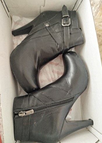 Kemer Detaylı Siyah Deri Kadın Dolgu Topuk Bot - Görsel 6