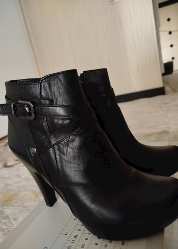 Kemer Detaylı Siyah Deri Kadın Dolgu Topuk Bot - Görsel 4