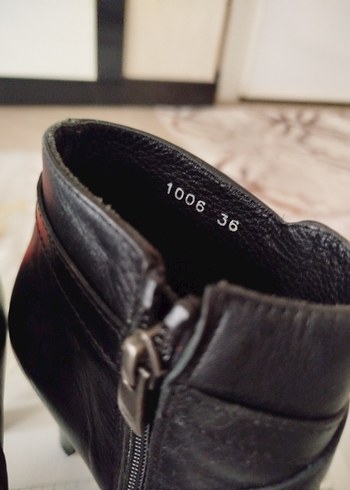 Kemer Detaylı Siyah Deri Kadın Dolgu Topuk Bot - Görsel 5