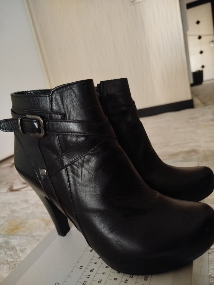 Kemer Detaylı Siyah Deri Kadın Dolgu Topuk Bot - Görsel 4