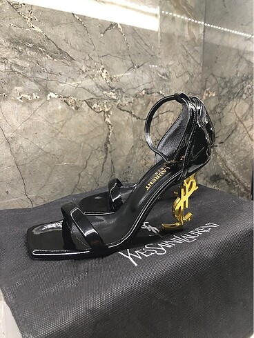 Yves Saint Laurent Topuklu ayakkabı
