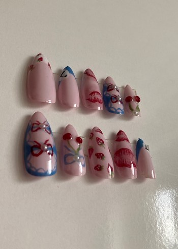 Beden Strawberry Lip Nails