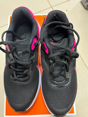 33 Beden Nike Kız Spor Ayakkabısı