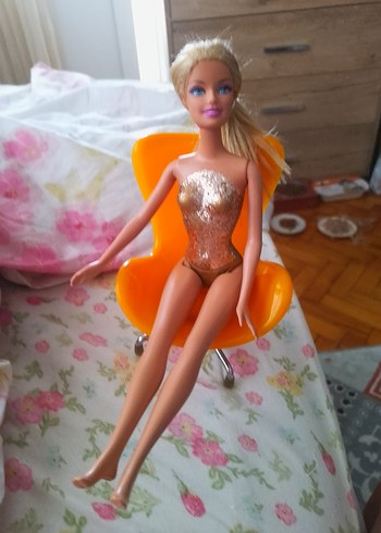  Beden Parlak turuncu sandalyede Barbie bebek