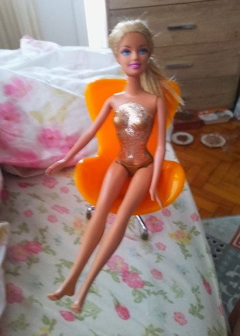  Beden Renk Parlak turuncu sandalyede Barbie bebek