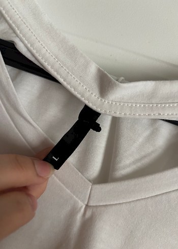 Beyaz V Yaka Kadın Tişört - Görsel 3