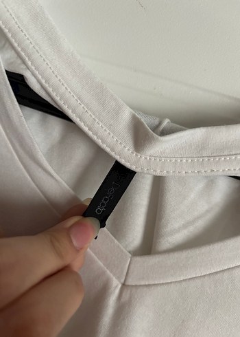 Beyaz V Yaka Kadın Tişört - Görsel 2