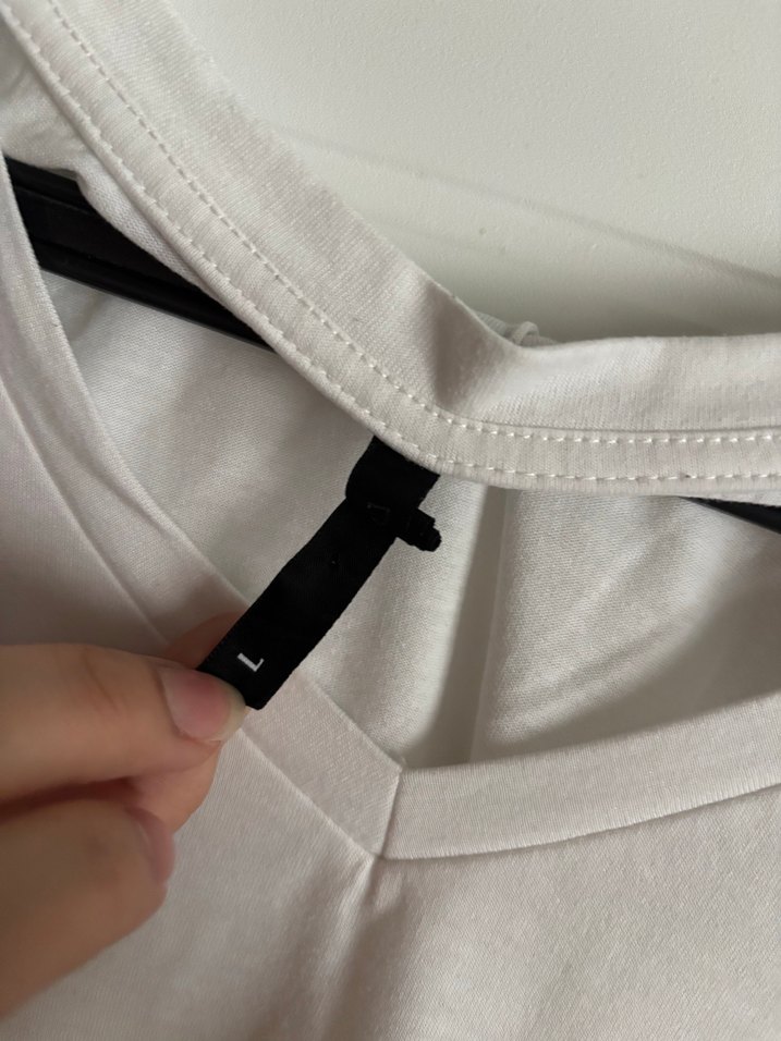 Beyaz V Yaka Kadın Tişört - Görsel 3