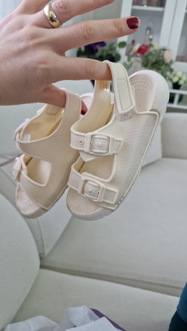 Kız Çocuk Beyaz Tokalı Kauçuk Terlik - Görsel 2