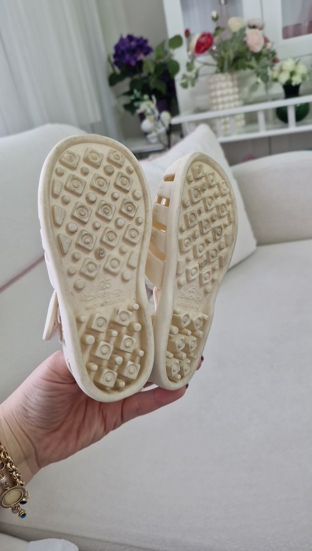 Beyaz Elastik Bantlı Kız Çocuk Terliği - Görsel 2