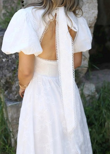 Beyaz sırt bağlama detay brode çiçek işlemeli elbise - Görsel 6