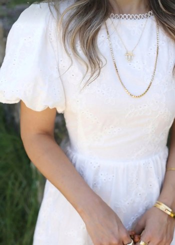 Beyaz sırt bağlama detay brode çiçek işlemeli elbise - Görsel 5