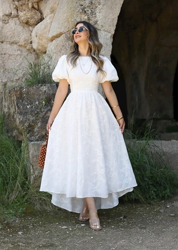 Beyaz sırt bağlama detay brode çiçek işlemeli elbise - Görsel 2