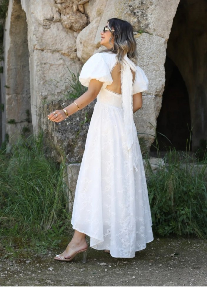 Beyaz sırt bağlama detay brode çiçek işlemeli elbise - Görsel 3