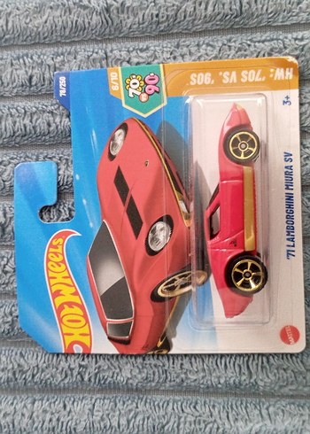 Parlak Kırmızı Hot Wheels Oyuncak Araba