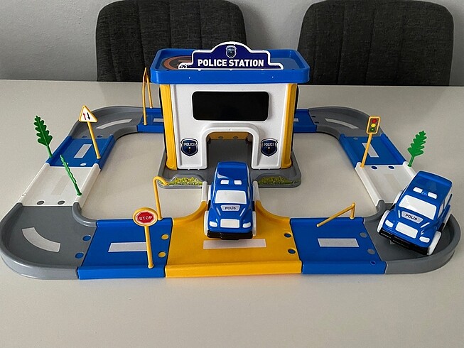 Polis istasyonu ve polis arabaları