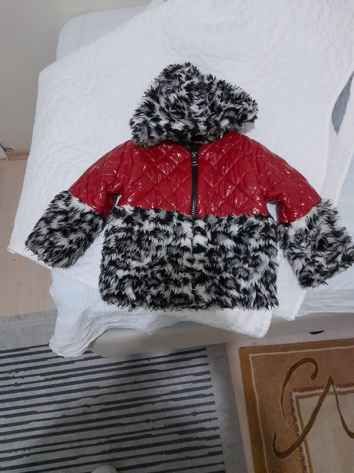 Kız Çocuk Kırmızı Kapüşonlu Kürklü Mont - Görsel 3