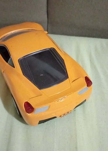 Parlak Sarı Oyuncak Araba - Görsel 3