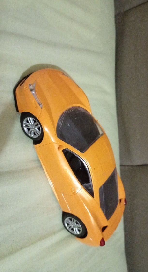 Parlak Sarı Oyuncak Araba - Görsel 2