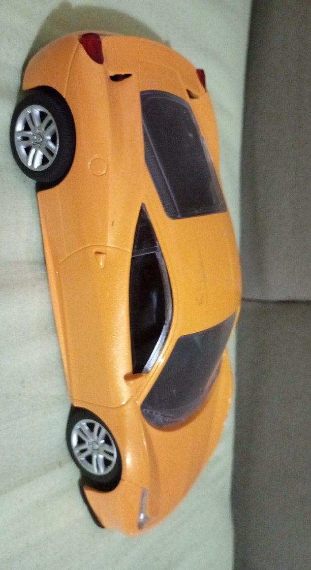 Parlak Sarı Oyuncak Araba - Görsel 4