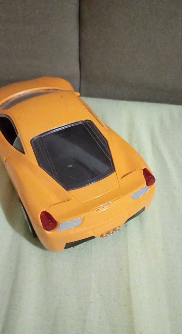 Parlak Sarı Oyuncak Araba - Görsel 3