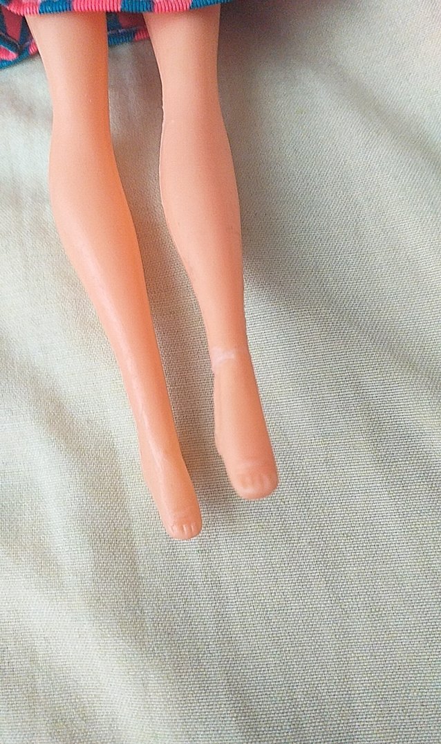 Renkli Desenli Elbise Giyen Bebek - Görsel 3