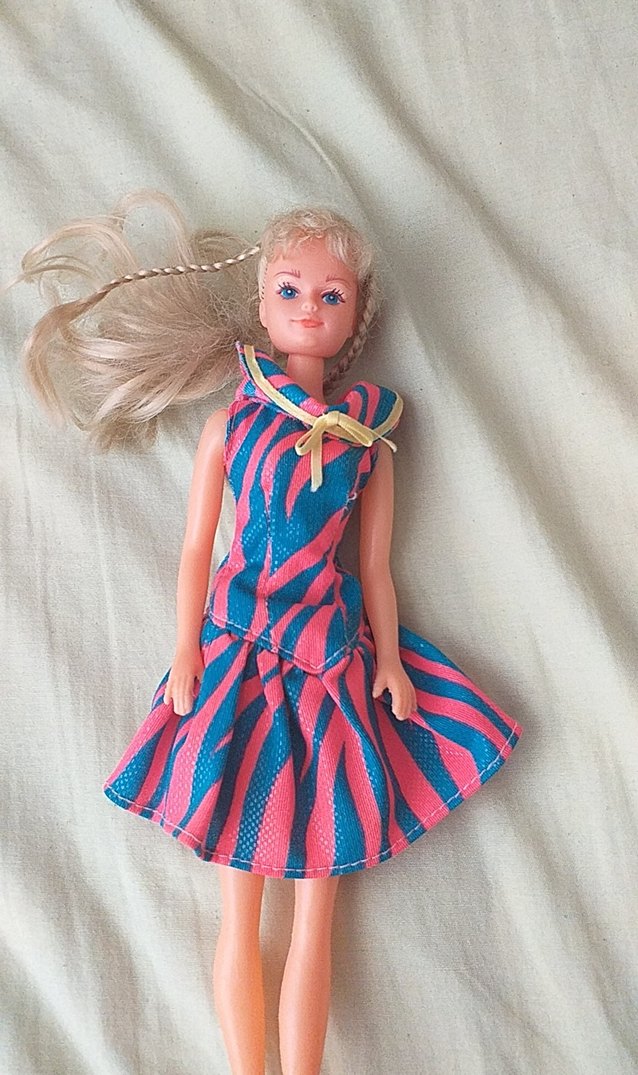 Renkli Desenli Elbise Giyen Bebek - Görsel 2