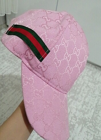 Guess pembe şapka