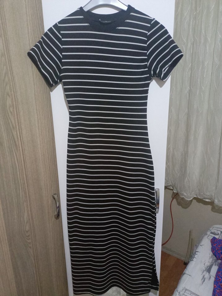 Siyah Beyaz Çizgili Uzun Elbise - Görsel 3