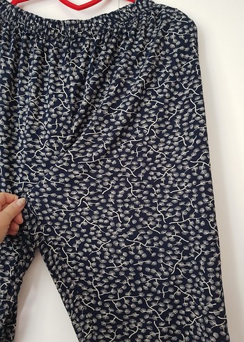 lacivert üzerine ekru renkte sarmaşık desenli kadın bermuda - Görsel 3