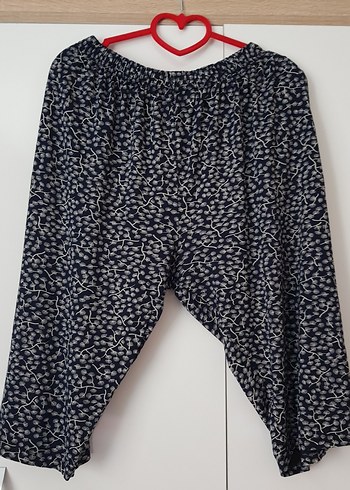 lacivert üzerine ekru renkte sarmaşık desenli kadın bermuda - Görsel 2