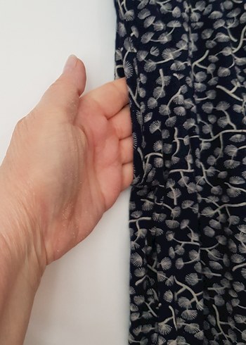 lacivert üzerine ekru renkte sarmaşık desenli kadın bermuda - Görsel 4