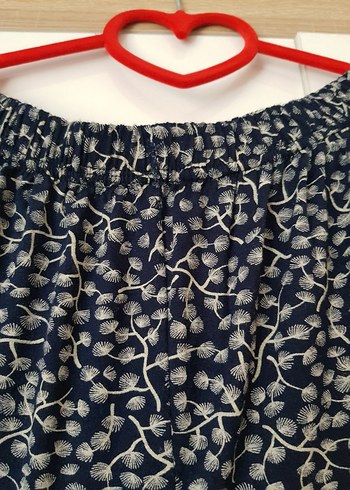 lacivert üzerine ekru renkte sarmaşık desenli kadın bermuda - Görsel 5