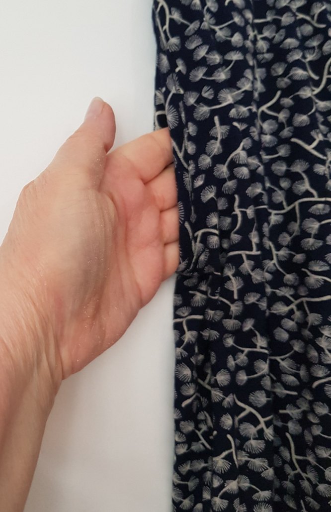 lacivert üzerine ekru renkte sarmaşık desenli kadın bermuda - Görsel 4