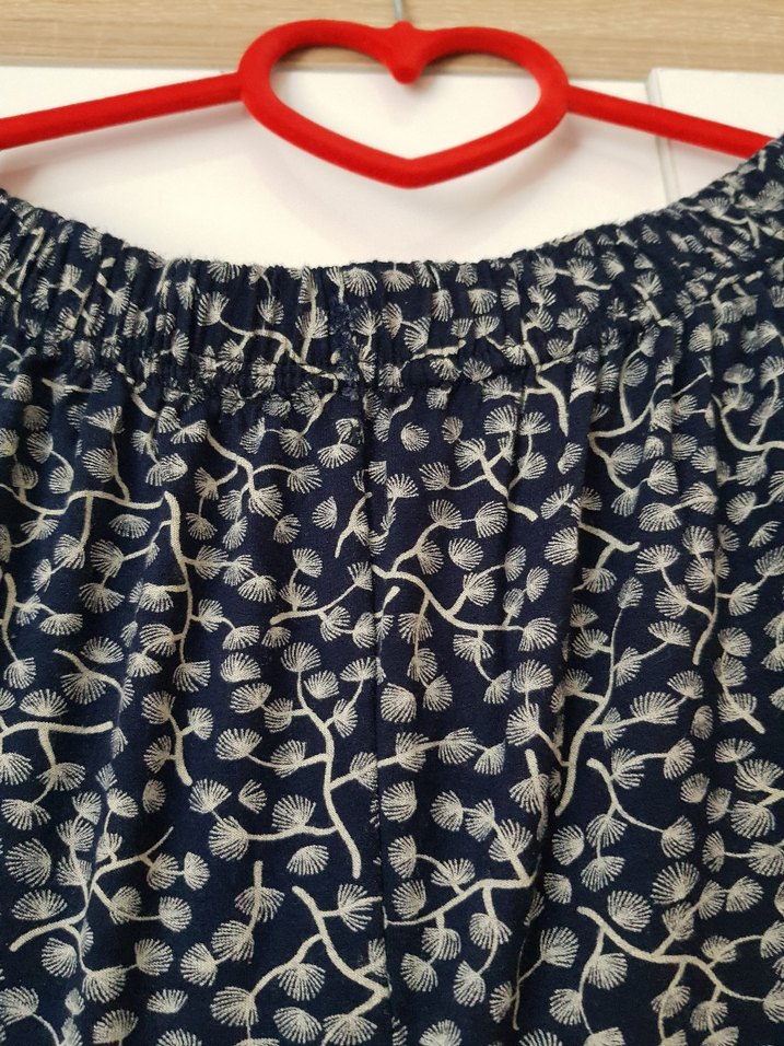 lacivert üzerine ekru renkte sarmaşık desenli kadın bermuda - Görsel 5