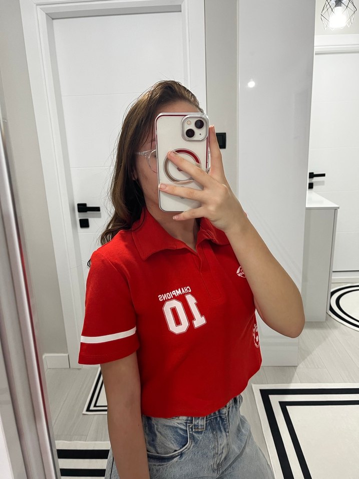 Kısa Kollu Kırmızı Baskılı Crop Tişört - Görsel 3