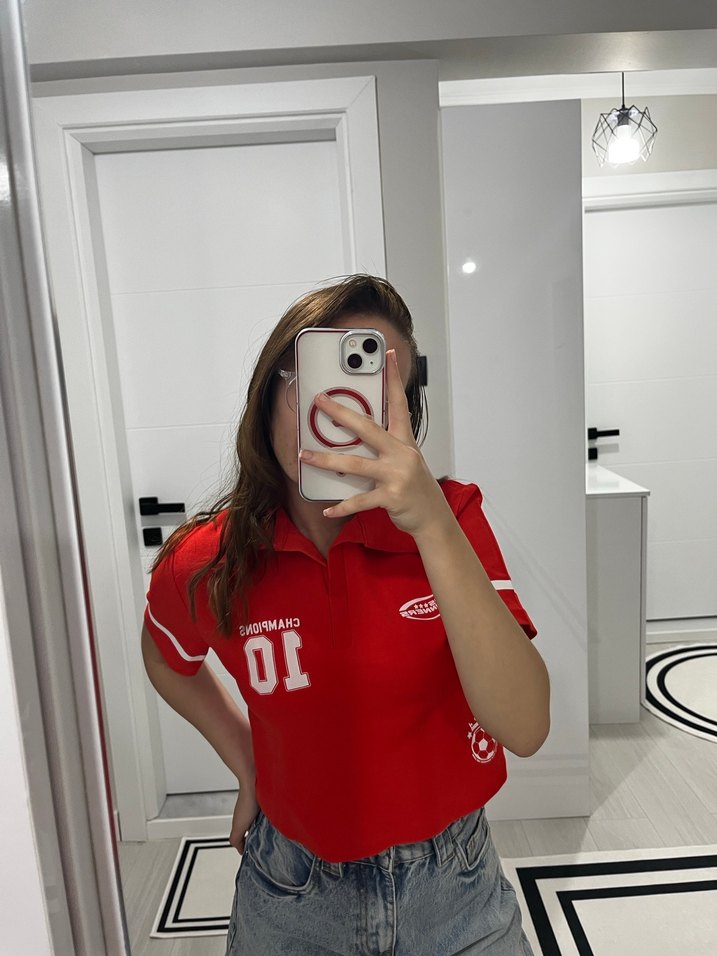 Kısa Kollu Kırmızı Baskılı Crop Tişört - Görsel 2