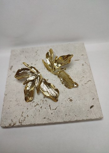 Altın Renkli yaprak Küpeler - Görsel 3