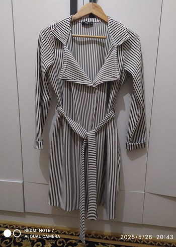 Çizgili  beyaz üzerine  siyah çizgili ara boy  Kadın  ceket. - Görsel 2