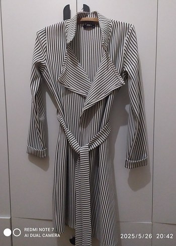 Çizgili  beyaz üzerine  siyah çizgili ara boy  Kadın  ceket. - Görsel 3