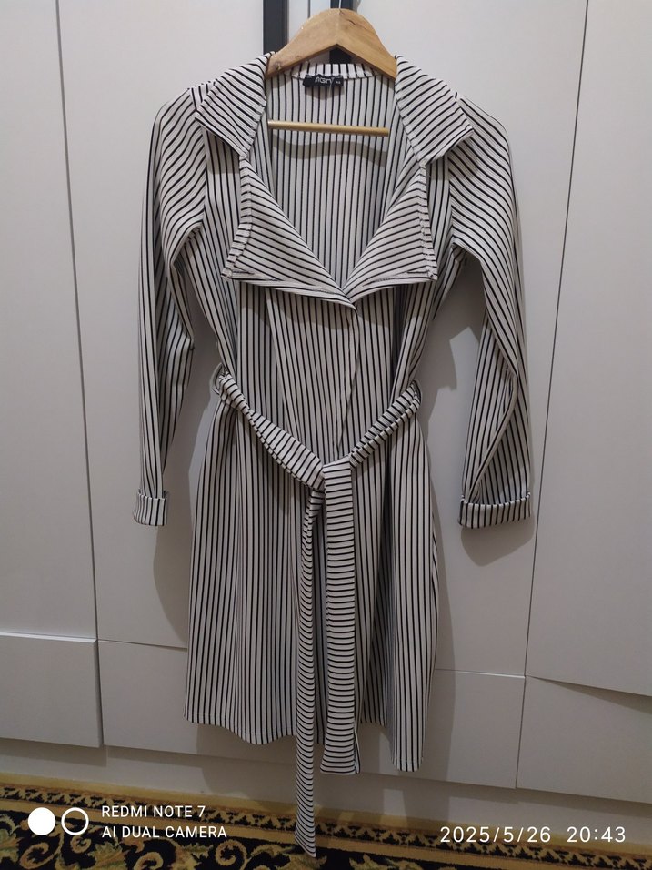 Çizgili  beyaz üzerine  siyah çizgili ara boy  Kadın  ceket. - Görsel 2
