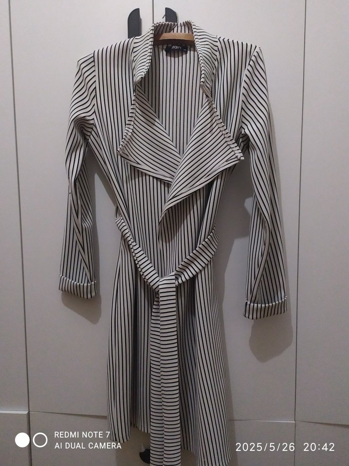 Çizgili  beyaz üzerine  siyah çizgili ara boy  Kadın  ceket. - Görsel 3