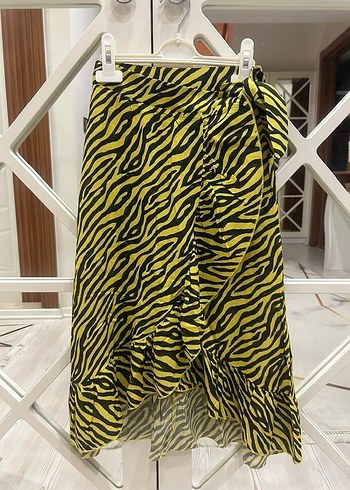 Diğer Sari Zebra Desenli Drapeli Midi Etek