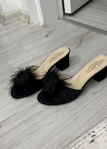 Siyah Tüylü Çiçek Detaylı Topuklu Kadın Terlik - Görsel 2