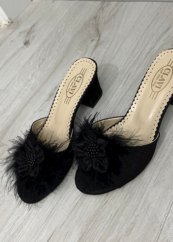 Siyah Tüylü Çiçek Detaylı Topuklu Kadın Terlik - Görsel 4
