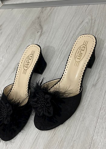 Siyah Tüylü Çiçek Detaylı Topuklu Kadın Terlik - Görsel 3