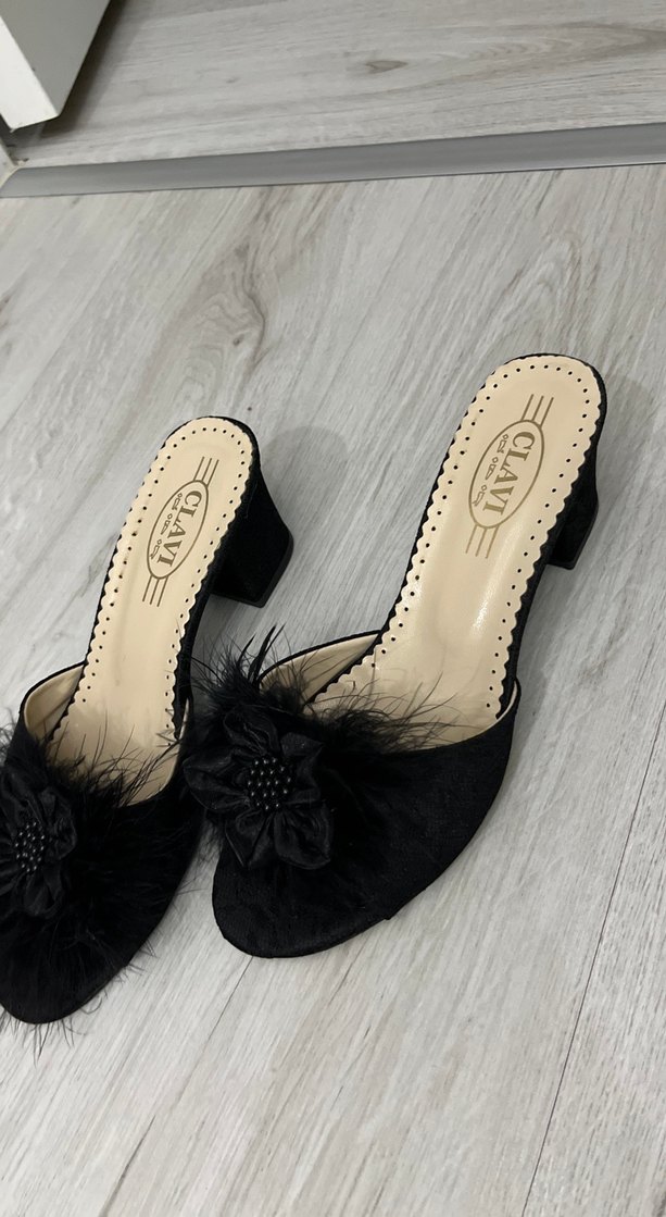 Siyah Tüylü Çiçek Detaylı Topuklu Kadın Terlik - Görsel 3