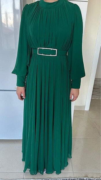 Zümrüt yeşili şifon elbise abiye